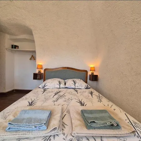 Medieval Au Coeur Du Village De * Lama