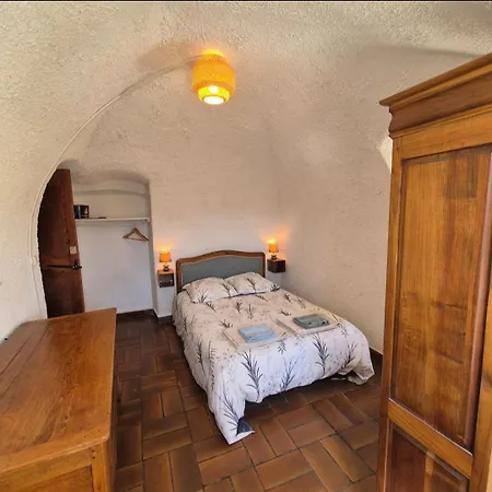 Medieval Au Coeur Du Village De Lama