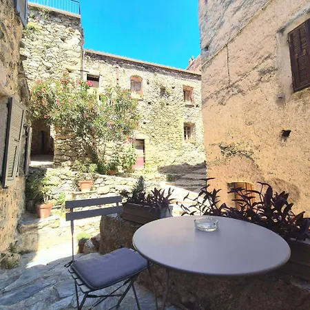 Medieval Au Coeur Du Village De Lama