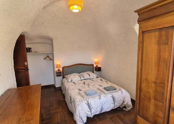 Medieval Au Coeur Du Village De Lama