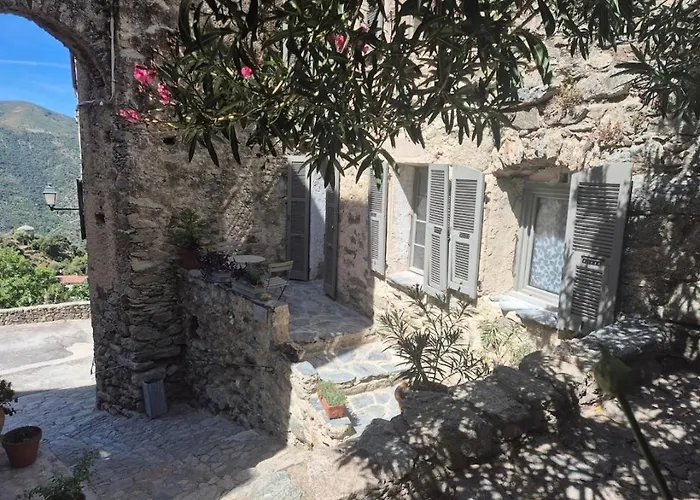 Medieval Au Coeur Du Village De Lama