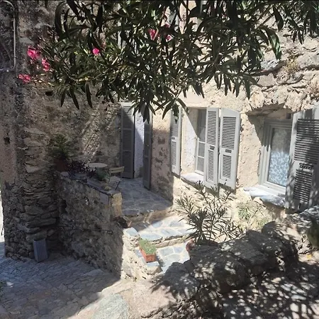 Medieval Au Coeur Du Village De Lama